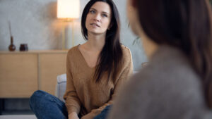 Mujer adulta en terapia EMDR para trauma de infancia