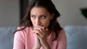 Mujer practicando técnicas de relajación para la ansiedad