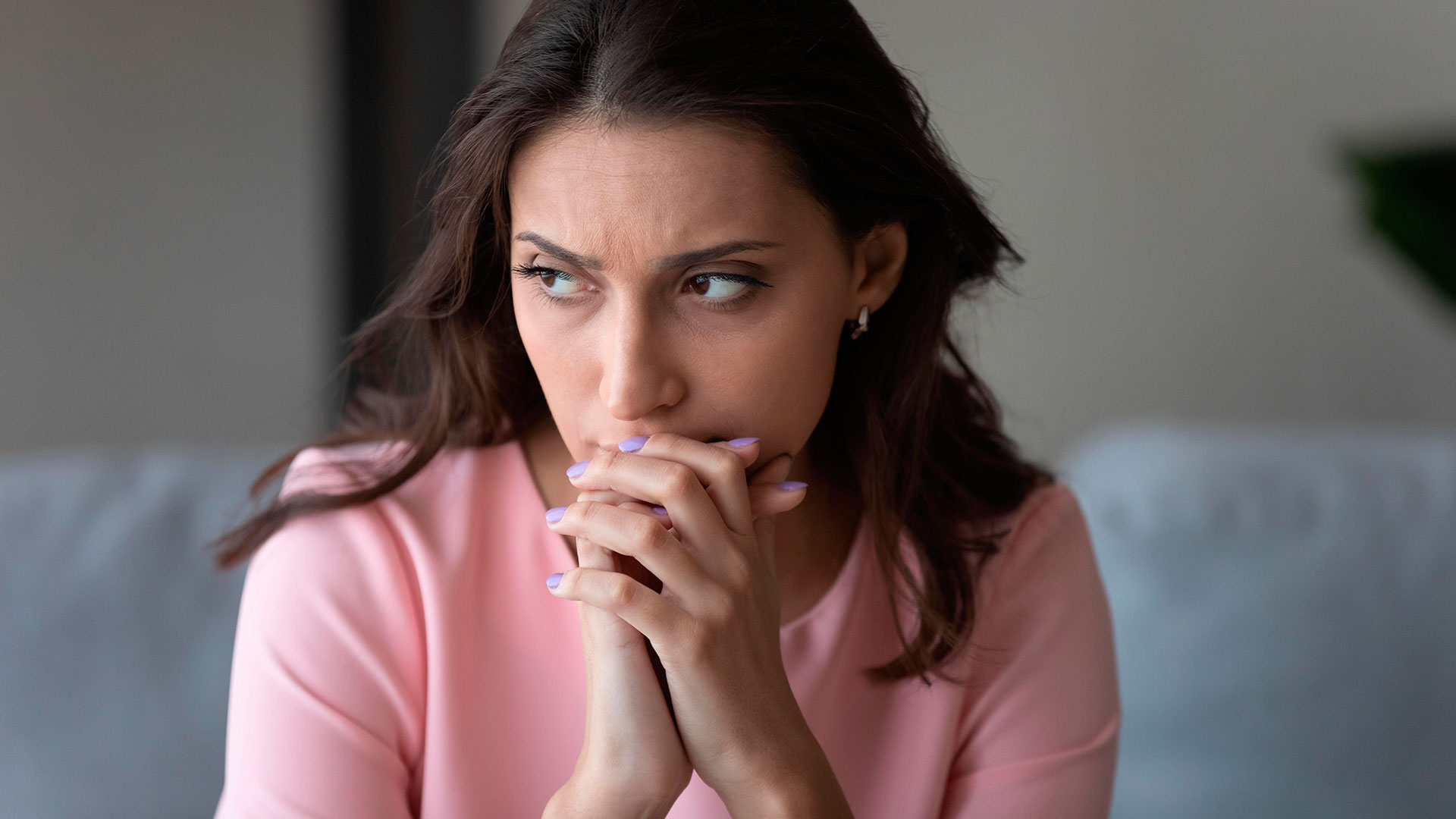 Mujer practicando técnicas de relajación para la ansiedad